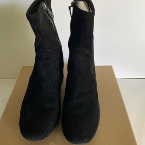 Gentle Souls by Kenneth Cole black suede fitted above ankle boot size 9M
